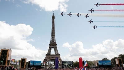 Alpha jets from the French Air Force Patrouille de France fly past Eiffel Tower at Paris' Olympics fan zone during the closing ceremony of the Tokyo games, at Trocadero Gardens in Paris, France, August 8, 2021. REUTERS/Benoit Tessier (REUTERS)