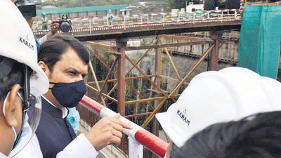 Devendra Fadnavis inspected the district court Metro site on Saturday. (SHANKAR NARAYAN/HT) Devendra Fadnavis inspected the district court Metro site on Saturday. (SHANKAR NARAYAN/HT)