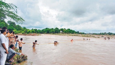Indo-Tibetan Border Police (ITBP) conducts a rescue operation at a flood-affected area, in Shivpuri, Madhya Pradesh on August 4. (ANI) Indo-Tibetan Border Police (ITBP) conducts a rescue operation at a flood-affected area, in Shivpuri, Madhya Pradesh on August 4. (ANI)