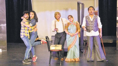 A still from “Amar Photo Studio”, the Marathi play that changed the course of modern theatre in Pune. Set-change mid-scene helps success of Marathi play. (HT PHOTO)