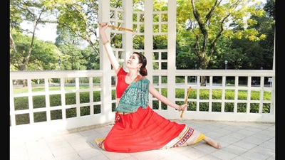The image shows one of the Japanese dancers dancing to Udi Udi Jaye from Shah Rukh Khan’s Raees. (Instagram/@bollyque_jp)