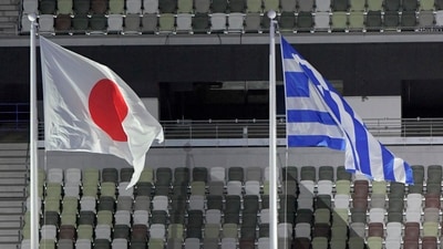 Tokyo: Mayor of Paris Anne Hidalgo waves the Olympic flag after it was handed over to her at the Olympics Stadium during the closing ceremony of the Summer Olympics 2020, in Tokyo, Sunday, Aug. 8, 2021. (PTI Photo/Gurinder Osan) (PTI08_08_2021_000133B) (PTI)