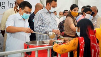 Chief minister Arvind Kejriwal distributes food at a homeless shelter in the city on Sunday. (PTI) Chief minister Arvind Kejriwal distributes food at a homeless shelter in the city on Sunday. (PTI)