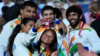 Bajrang Punia clicks a picture with fellow members of the Indian contingent at the Tokyo 2020 Olympics closing ceremony. (AP)