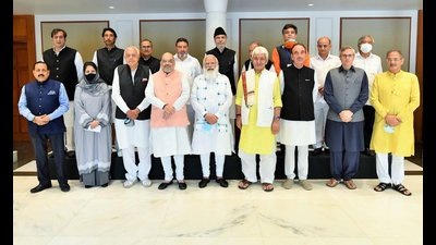 Prime Minister Narendra Modi, Jammu and Kashmir Lt Governor Manoj Sinha, Home Minister Amit Shah, National Conference leaders Farooq Abdullah and Omar Abdullah, People's Democratic Party (PDP) leader Mehbooba Mufti, along with various political leaders from Jammu and Kashmir, at PM House in New Delhi on June 21, 2021. (HT Photo) Prime Minister Narendra Modi, Jammu and Kashmir Lt Governor Manoj Sinha, Home Minister Amit Shah, National Conference leaders Farooq Abdullah and Omar Abdullah, People's Democratic Party (PDP) leader Mehbooba Mufti, along with various political leaders from Jammu and Kashmir, at PM House in New Delhi on June 21, 2021. (HT Photo)