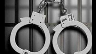Mumbai: Two robbers attack cops with blade, arrested Mumbai: Two robbers attack cops with blade, arrested