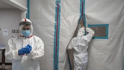 The US reported 100,000 cases of Covid-19 infections on Friday bringing back memories of last year’s winter surge. The US reported 100,000 cases of Covid-19 infections on Friday bringing back memories of last year’s winter surge.