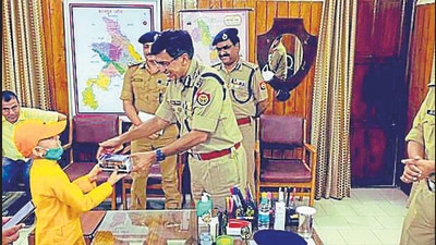 A child from Auraiya gifts a memento to DGP Mukul Goel during his Kanpur visit on Sunday. (Sourced) A child from Auraiya gifts a memento to DGP Mukul Goel during his Kanpur visit on Sunday. (Sourced)