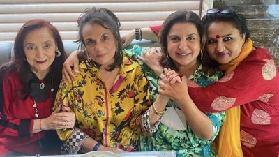 Farah Khan poses with Mumtaz, Reena Roy and Mallika.