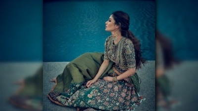 With hair tied in a messy ponytail, Mouni aced the smokey eye look with nude lips. (Instagram/@imouniroy) With hair tied in a messy ponytail, Mouni aced the smokey eye look with nude lips. (Instagram/@imouniroy)
