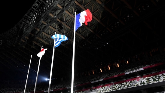 Tokyo 2020 Olympics - The Tokyo 2020 Olympics Closing Ceremony - Olympic Stadium, Tokyo, Japan - August 8, 2021. The flags of Japan, Greece and France are seen in front of empty seats during the closing ceremony REUTERS/Toby Melville(REUTERS)