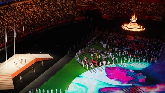 Tokyo 2020 Olympics - The Tokyo 2020 Olympics Closing Ceremony - Olympic Stadium, Tokyo, Japan - August 8, 2021. The Olympic flames is seen as performers take part in the closing ceremony. REUTERS/Fabrizio Bensch(REUTERS)