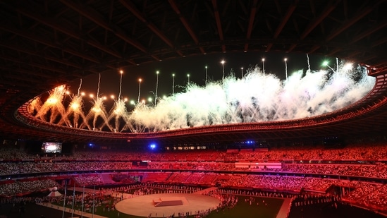 Tokyo 2020 Olympics - The Tokyo 2020 Olympics Closing Ceremony - Olympic Stadium, Tokyo, Japan - August 8, 2021. Fireworks during the ceremony REUTERS/Bernadett Szabo(REUTERS)