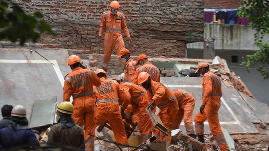 NDRF personnel on rescue mission after a building collapsed in Delhi's Nand Nagri. (Sanchit Khanna/Hindustan Times)