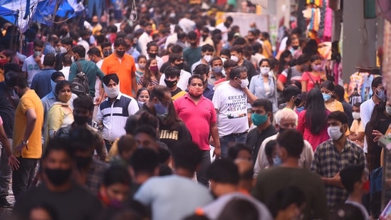 Shoppers throng Sarojini Nagar market, violating social distancing norms amid the Covid-19 pandemic in New Delhi on Sunday, August 8. (Raj K Raj/Hindustan Times)