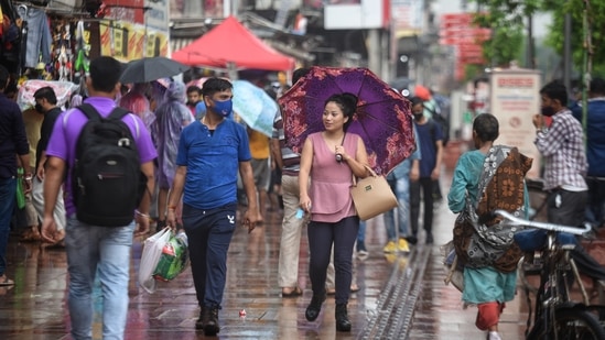 Commuters roam around Delhi's Chandni Chowk without masks on August 08. (Sanchit Khanna/Hindustan Times)