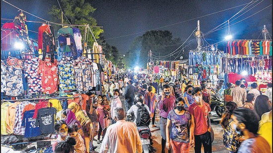 Shoppers at a weekly market at south Delhi’s Govindpuri earlier this year. (Amal KS/HT PHOTO)