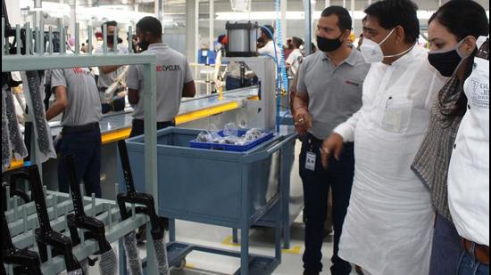 Punjab industries minister Sunder Sham Arora inaugurating the new plant of Hero Motors Company at Hi-Tech Cycle Valley, at Dhanansu village in Ludhiana in April this year. (HT file)