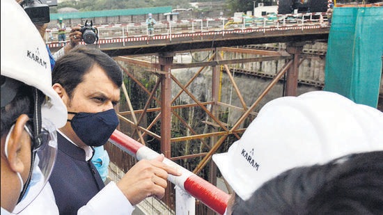 Devendra Fadnavis inspected the district court Metro site on Saturday. (SHANKAR NARAYAN/HT)