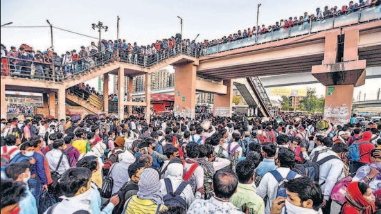 A huge rush of migrant workers at Anand Vihar Bus Terminal in New Delhi, days after the central government announced a nationwide lockdown to contain Covid-19, on March 28, 2020. (Biplov Bhuyan/HT PHOTO)