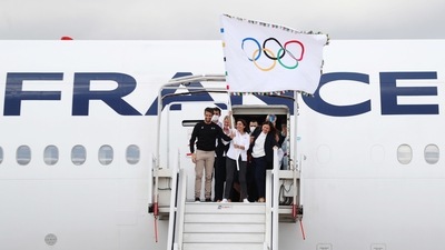 French Olympic medallists arrive with the Olympic flag in Paris (REUTERS)