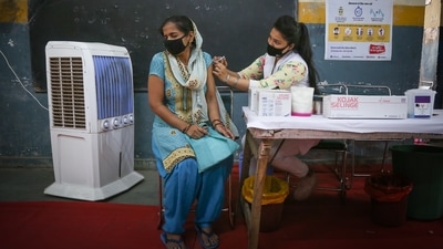 The Supreme Court made it clear that it does not want to send “a signal on the safety of vaccines” as the country was already battling vaccine hesitancy, (Sanchit Khanna / HT Photo) The Supreme Court made it clear that it does not want to send “a signal on the safety of vaccines” as the country was already battling vaccine hesitancy, (Sanchit Khanna / HT Photo)