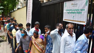 Beneficiaries wait in a long queue to get vaccinated at Reliance Hospital in Colaba. (HT PHOTO) Beneficiaries wait in a long queue to get vaccinated at Reliance Hospital in Colaba. (HT PHOTO)