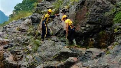 An SDRF team during the operation to rescue a Nepali citizen who had fallen and injured himself in Pithoragarh district. (HT photo) An SDRF team during the operation to rescue a Nepali citizen who had fallen and injured himself in Pithoragarh district. (HT photo)
