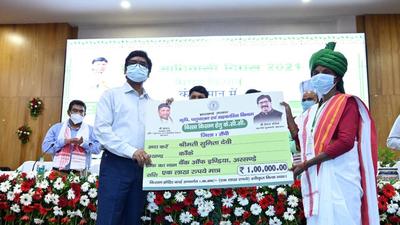 Jharkhand CM Hemant Soren hands over a cheque of ₹1 lakh to a beneficiary on Indigenous People’s Day in Ranchi on Monday. (HT Photo) Jharkhand CM Hemant Soren hands over a cheque of ₹1 lakh to a beneficiary on Indigenous People’s Day in Ranchi on Monday. (HT Photo)