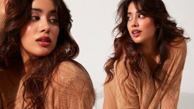 With minimal dewy makeup and wavy hair, Janhvi looked to-die-for. 
