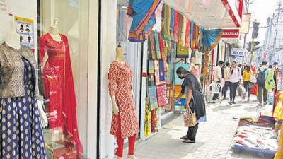 Last week most shops on Laxmi road in Pune were open till 7pm in defiance of government’s 4pm deadline. The relaxations issued by MVA government exposes an inconsistency at the policy level. (RAVINDRA JOSHI/HT) Last week most shops on Laxmi road in Pune were open till 7pm in defiance of government’s 4pm deadline. The relaxations issued by MVA government exposes an inconsistency at the policy level. (RAVINDRA JOSHI/HT)