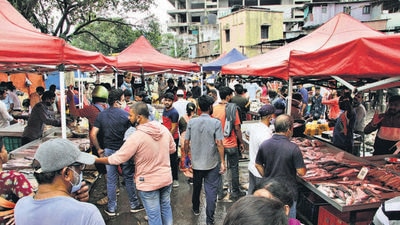 Crowds at mutton and fish market in Gansehs peth on the occasion of Gatari Amavasya in Pune on Sunday. On the last day of Hindu calendar’s Ashadh month, many citizens feasted on non-veg food. (RAVINDRA JOSHI/HT) Crowds at mutton and fish market in Gansehs peth on the occasion of Gatari Amavasya in Pune on Sunday. On the last day of Hindu calendar’s Ashadh month, many citizens feasted on non-veg food. (RAVINDRA JOSHI/HT)