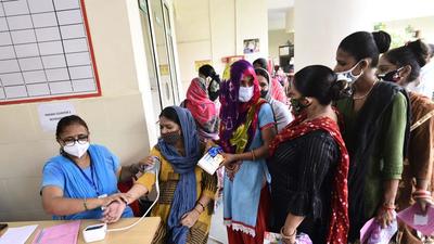 As per an advisory issued by the union health department, pregnant women can get their vaccine jab at any stage of pregnancy. (Vipin Kumar/HT PHOTO)