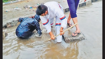 Gurugram Police personnel have been helping to clear the water blocked at manholes, to avoid waterlogging on roads. Gurugram Police personnel have been helping to clear the water blocked at manholes, to avoid waterlogging on roads.