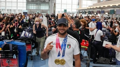 Tokyo: Lamont Marcell Jacobs of Italy shows the gold medals he won in the men's 100mt and 4x100 relay as he checks in at the Tokyo Haneda airport on his way back to Italy at the end of 2020 Summer Olympics, Monday, Aug. 2, 2021, in Tokyo, Japan. AP/PTI Photo(AP08_09_2021_000016B) (AP)