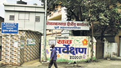A debris collection centre at a PMC ward office in Vishrambaugh wada on Sunday. (RAVINDRA JOSHI/HT) A debris collection centre at a PMC ward office in Vishrambaugh wada on Sunday. (RAVINDRA JOSHI/HT)