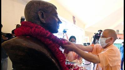 Uttar Pradesh chief minister Yogi Adityanath paying tribute to Kakori martyrs at a function on Monday. (Deepak Gupta/HT Photo)