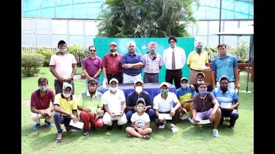 Chandigarh Golf Club president Ravibir Singh Grewal and vice-president Dr G S Kochar with officials and prize winners of the caddy tournament on Monday (HT photo)