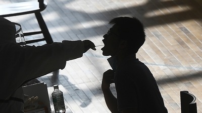 Sunday's 125 new confirmed infections on the mainland included 94 locally transmitted cases. (Chinatopix via AP) (AP)