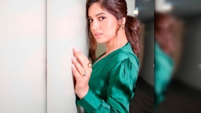 Bhumi kept her look simple and accessorised it with gold earrings and rings. (Instagram/@bhumipednekar) Bhumi kept her look simple and accessorised it with gold earrings and rings. (Instagram/@bhumipednekar)