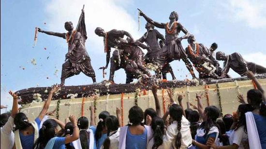 Schoolgirls in Patna pay homage to the statue of seven martyrs, who were killed in firing by the British authorities during the Quit India Movement. (HT Photo/File/Representative) Schoolgirls in Patna pay homage to the statue of seven martyrs, who were killed in firing by the British authorities during the Quit India Movement. (HT Photo/File/Representative)