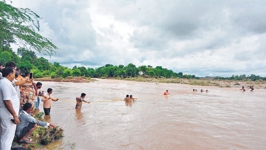 Indo-Tibetan Border Police (ITBP) conducts a rescue operation at a flood-affected area, in Shivpuri, Madhya Pradesh on August 4.(ANI) Indo-Tibetan Border Police (ITBP) conducts a rescue operation at a flood-affected area, in Shivpuri, Madhya Pradesh on August 4.(ANI)