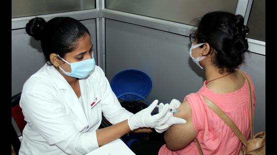 A medic administers a dose of the COVID-19 vaccine at Shyama Prasad Mukherjee Civil Hospital, in Lucknow. (ANI file photo)