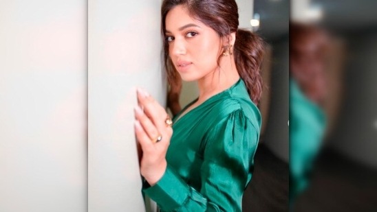 Bhumi kept her look simple and accessorised it with gold earrings and rings.(Instagram/@bhumipednekar)