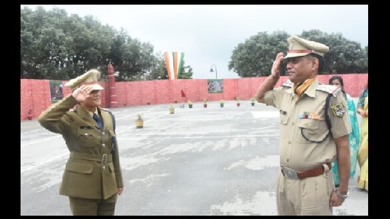 Insp/CM Kamlesh Kumar of ITBP salutes his daughter Assistant Commandant Officer Diksha.(Twitter/@ITBP_official)