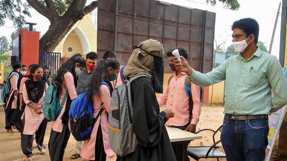 Students return to classes in more states following ebbing of COVID-19 cases Students return to classes in more states following ebbing of COVID-19 cases