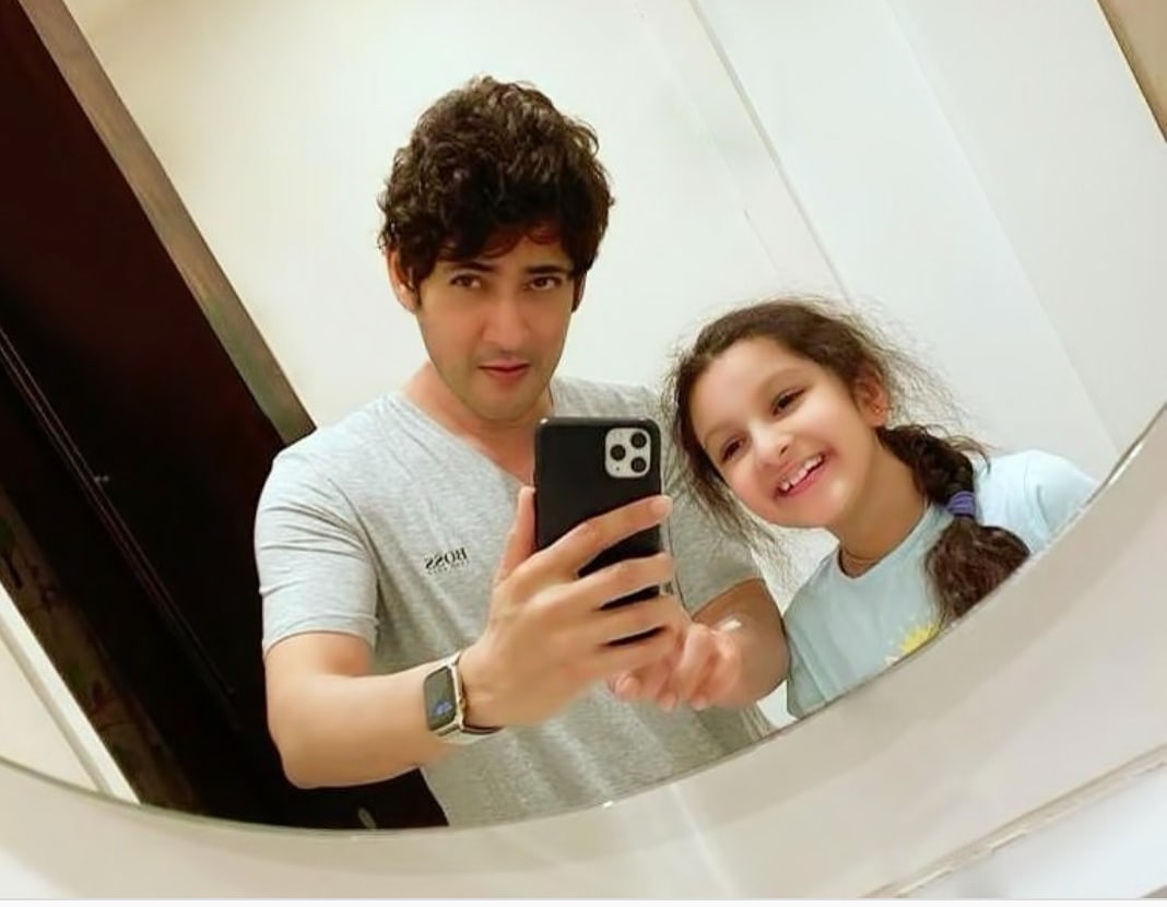 A mirror selfie with his daughter. A mirror selfie with his daughter.