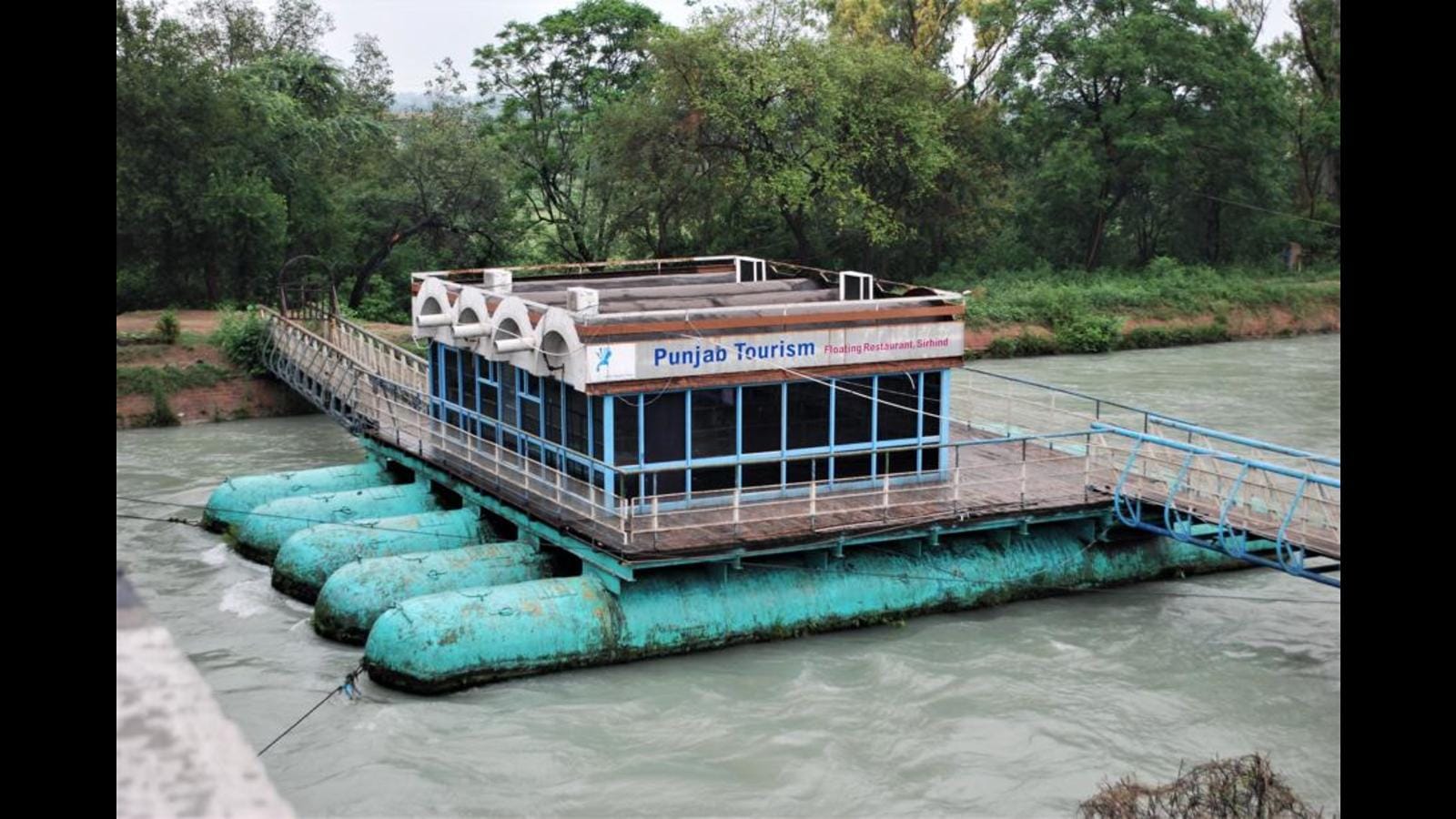 Punjab’s first floating restaurant at Sirhind in deep waters