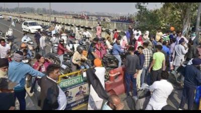 Farmers at Ladhowal toll in Lduhiana. (HT Photo) Farmers at Ladhowal toll in Lduhiana. (HT Photo)