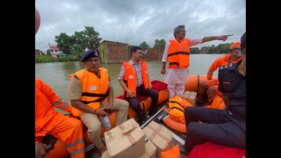 UP minister Neelkanth Tiwari, commissioner of police Satish Ganesh and district magistrate Kaushal Raj Sharma with relief material in flood-hit areas in Varanasi on Tuesday. (ht photo) UP minister Neelkanth Tiwari, commissioner of police Satish Ganesh and district magistrate Kaushal Raj Sharma with relief material in flood-hit areas in Varanasi on Tuesday. (ht photo)